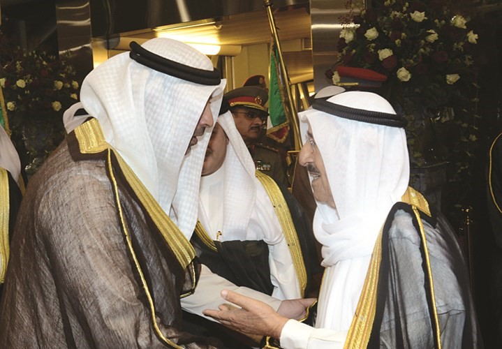 صاحب السمو مصافحا الشيخ محمد العبدالله﻿