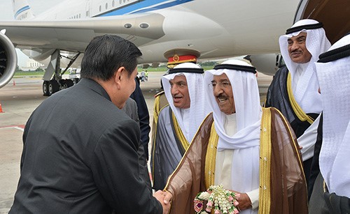 صاحب السمو الامير الشيخ صباح الاحمد مصافحا مستقبليه