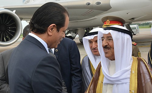 صاحب السمو الامير مصافحا السفير علي السعيد﻿