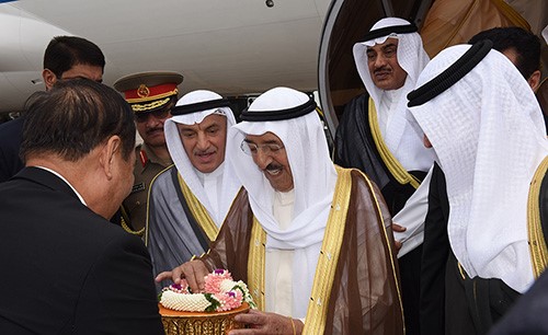 صاحب السمو الامير الشيخ صباح الاحمد مصافحا مستقبليه