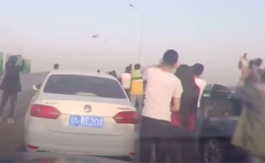 بالفيديو.. سائقون يتركون سياراتهم لتصوير "مركبة فضائية"