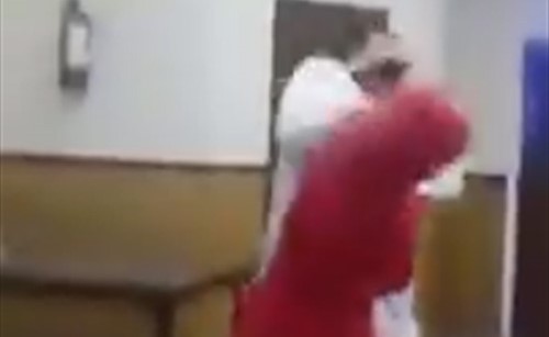 بالفيديو.. ممرض بـ«قصر العيني» يصفع سيدة حاولت ضربه بـ«الشبشب» لتحرشه بها