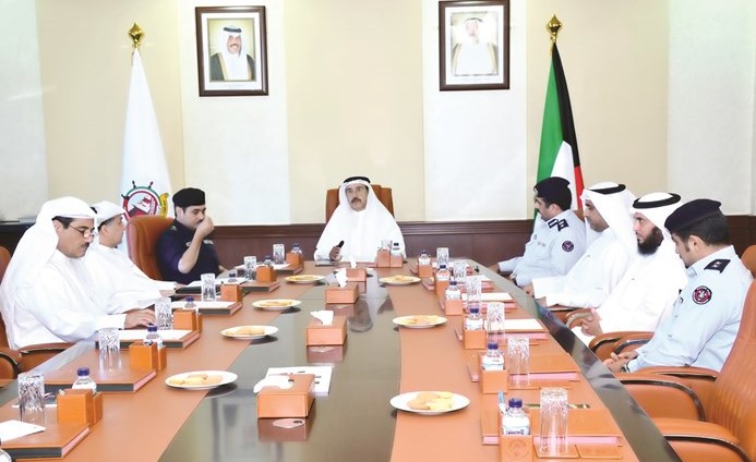 الفريق اول احمد الرجيب مترئسا الاجتماع الذي عقد في مبنى المحافظة﻿