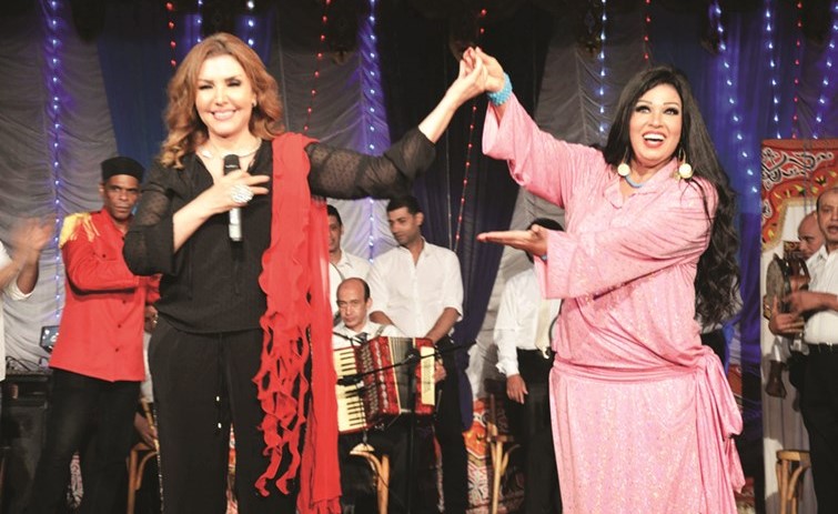 نادية مصطفى مع فيفي عبده اثناء العرض	سيد عبد ربه﻿