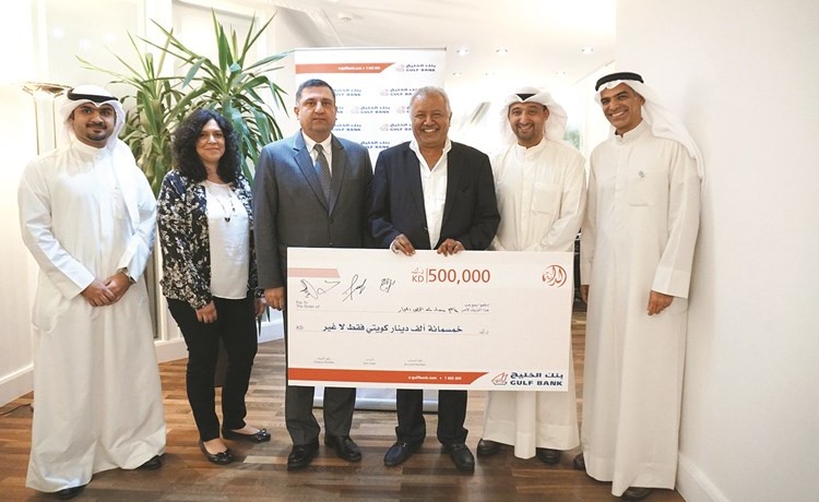 الفائز بجائزة الدانة مع مسؤولي ادارة بنك الخليج﻿