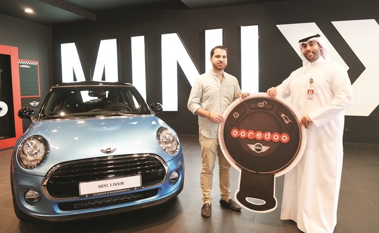 الفائز محمد بسام يتسلم جائزته في مقر شركة علي الغانم واولاده للسيارات من شركة Ooredoo﻿