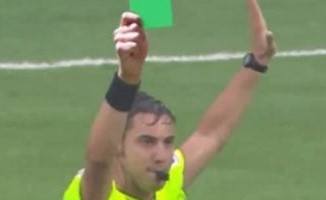 بالفيديو.. ظهور أول كارت أخضر فى الملاعب
