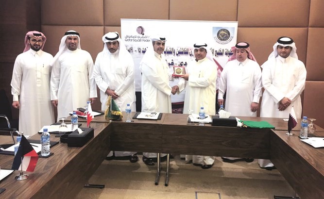 رئيس اللجنة التنظيمية وليد الصميعي يقدم درعا تذكارية لمدير ادارة الرياضة في الامانة محمد هوبش﻿