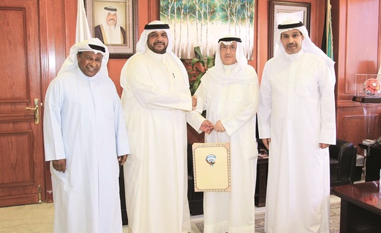 الشيخ احمد المنصور يسلم المكرمة الاميرية لاسد تقي بحضور فليطح والحوطي﻿