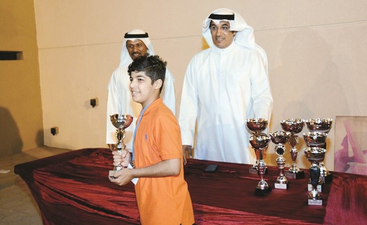 الشيخ احمد الداود يسلم الكاس لاحد الفائزين﻿