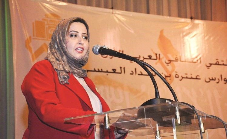 دذكرى الرشيدي متحدثة خلال المؤتمر﻿