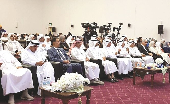 داحمد الاثري وعدد من الحضور في الملتقى﻿