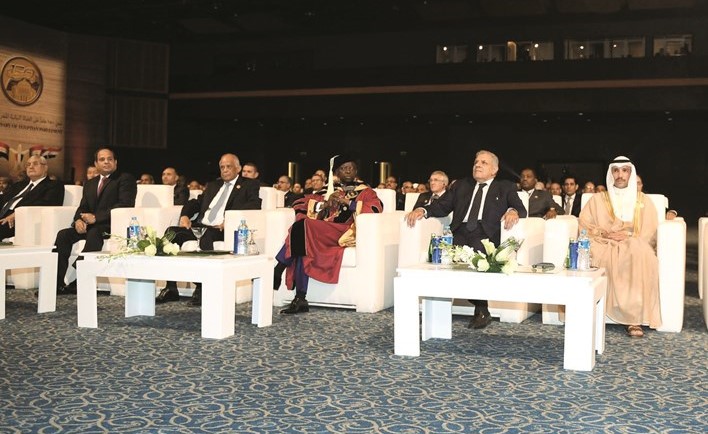 الرئيس عبدالفتاح السيسي يتوسط المستشار عدلي منصور ودعلي عبدالعال ورئيس مجلس الامة مرزوق الغانم وروجيه انكودو دانج وم ابراهيم محلب خلال الاحتفالية﻿