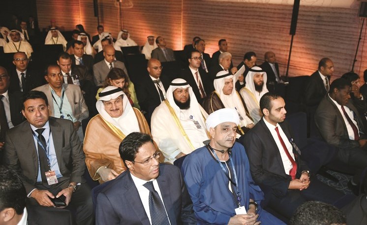 النواب فيصل الشايع وحمود الحمدان وكامل العوضي والامين العام علام الكندري اثناء الاحتفالية﻿