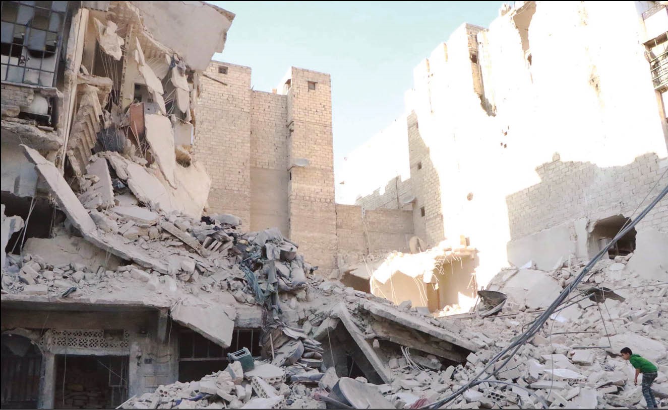  صورة نشرتها صفحة الدفاع المدني «الخوذ البيضاء» لاثار الدمار الذي خلفته غارة على احياء حلب الشرقية     (انترنت)