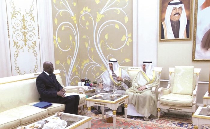 سمو الشيخ ناصر المحمد مستقبلا سفير بنين بحضور د اسماعيل الشطي﻿