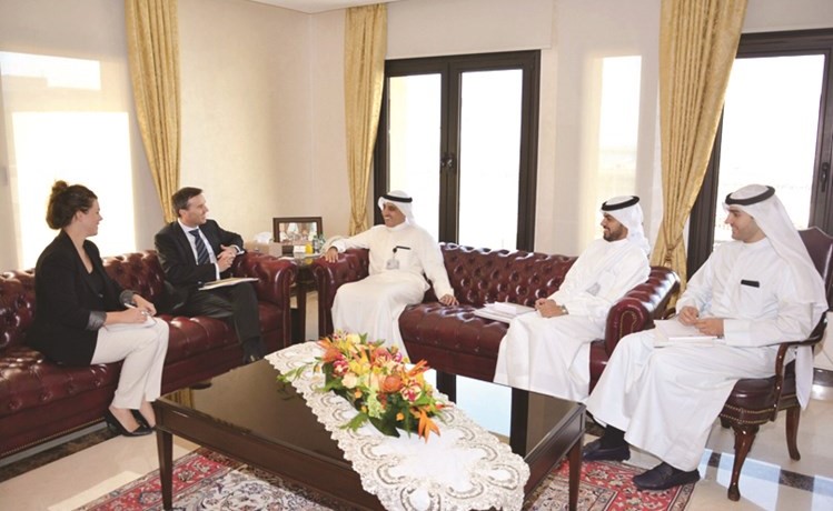 السفير الشيخ داحمد ناصر المحمد مستقبلا السفير الاسترالي وارن هاوك﻿