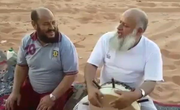 بالفيديو.. مسن سعودي مولع بالفنانة سميرة توفيق يغني  "وح وح واني بردانة"