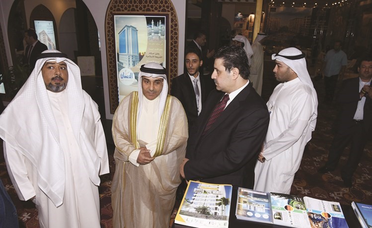 العنزي يستمع لشرح من احد المشاركين﻿