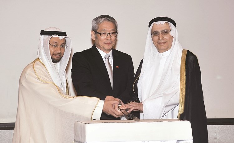 دمنصور السعيد ومصطفى بهبهاني يشاركان ممثل مكتب الممثلية التجارية لتايوان بقطع كيكة الاحتفال ﻿