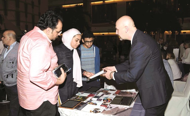 تقديم الكتيبات التعريفية للطلبة ﻿