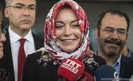 بالصور.. ليندسي لوهان لا تزال مع اللاجئين السوريين