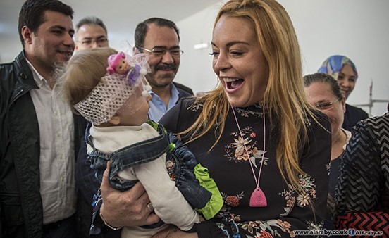 بالصور.. ليندسي لوهان لا تزال مع اللاجئين السوريين