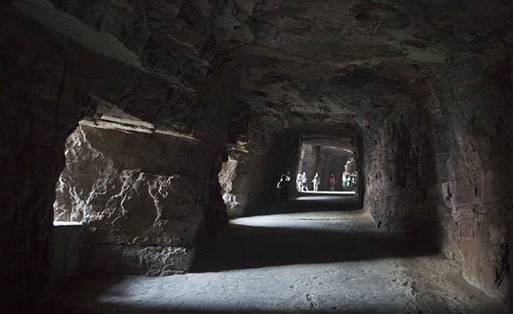 أخطر طريق في العالم شقه 13 رجلا بأيديهم