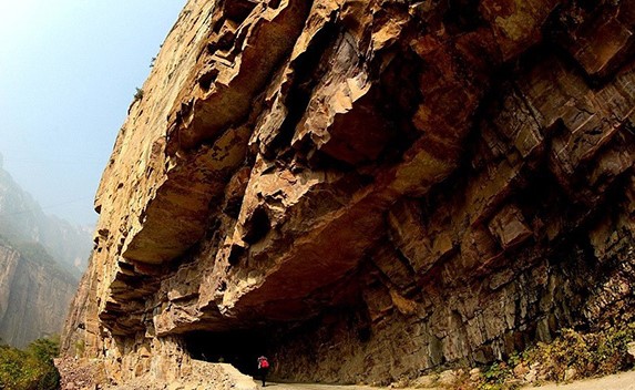 أخطر طريق في العالم شقه 13 رجلا بأيديهم