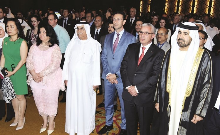 السفير الاماراتي رحمة حسين الزعابي والسفير الفلسطيني رامي طهبوب ونجلاء النقي وعدد من الحضور ﻿