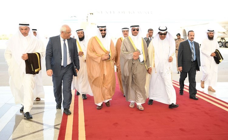 الرئيس مرزوق الغانم وفيصل الشايع وحمود الحمدان وكامل العوضي لدى وصولهموفي استقبالهم مبارك الخرينج ودعلي العمير والسفير المصري﻿