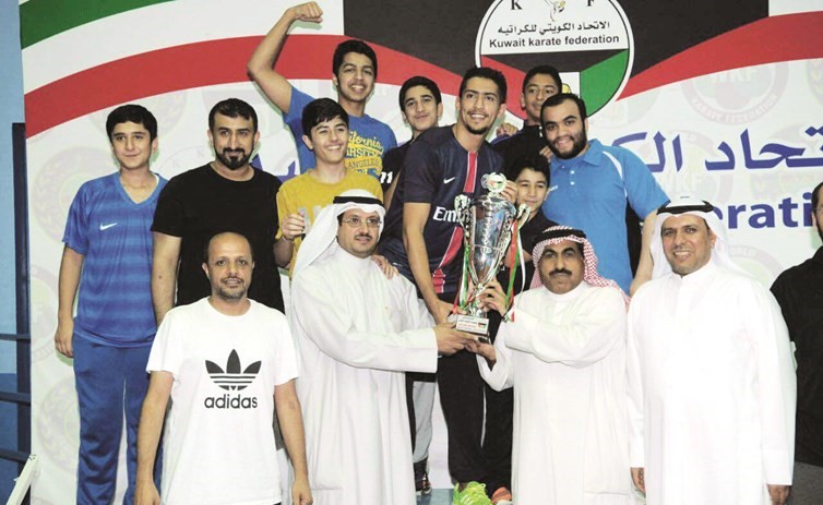 مناحي الفضلي يسلم كاس البطولة لفريق الشباب﻿