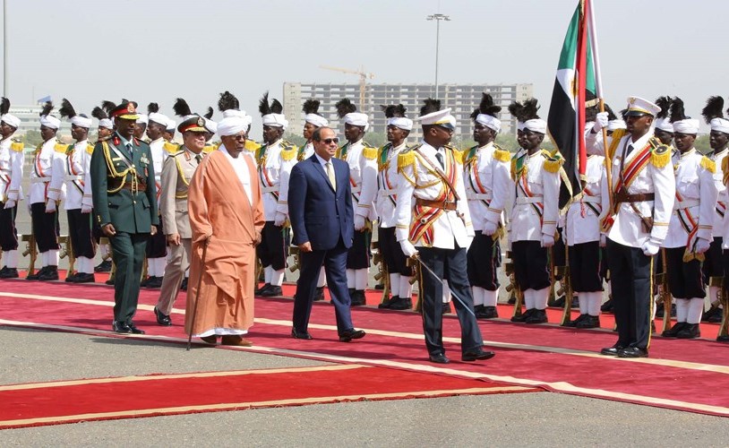 عمر البشير مستقبلا عبدالفتاح السيسي للمشاركة في الجلسة الختامية للمؤتمر العام للحوار الوطني السوداني ﻿