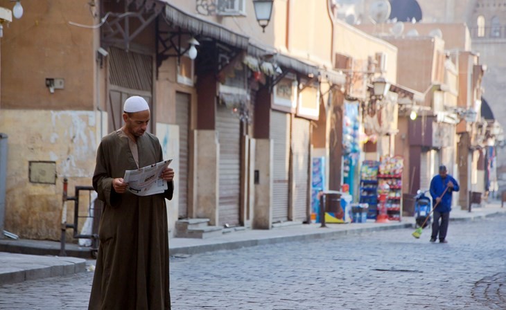 هدوء امني ملحوظ في القاهرة بعد يومين من تنبيهات لسفارات اجنبية لرعاياها وفي اللقطة مواطن يتابع الاحداث عبر الصحف اليومية رويترز﻿
