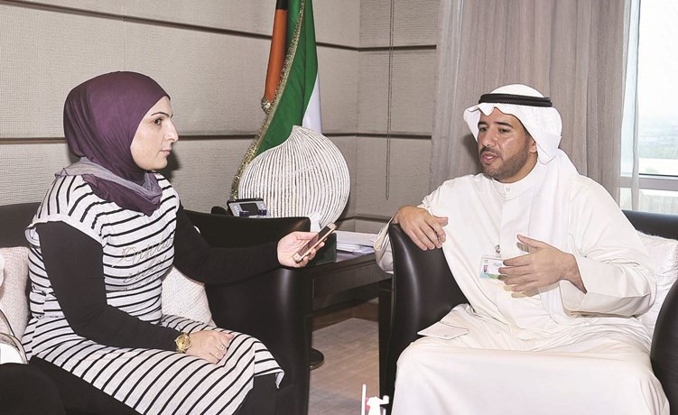 الشيخ عبدالله الاحمد متحدثا الى الزميلة دارين العليزين علام﻿