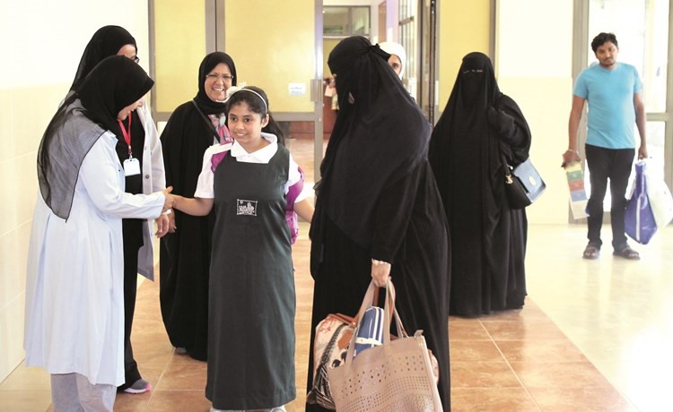 دسميرة السعد مستقبلة احدى الطالبات﻿