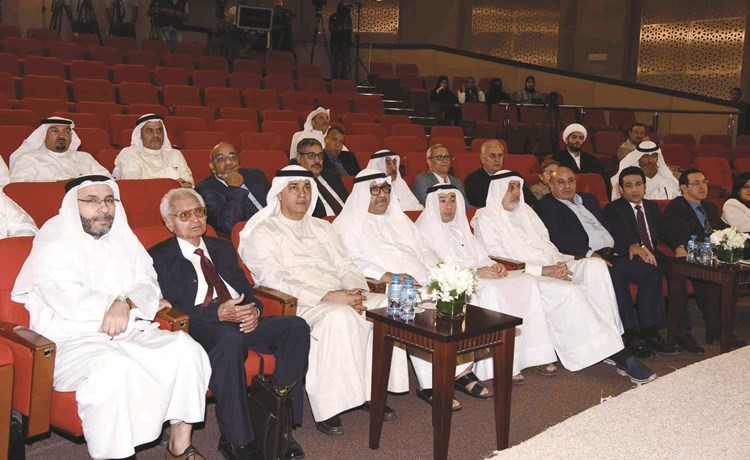 م علي اليوحة متقدما الحضور في انطلاق مؤتمر العلوم في الحضارة الاسلامية واثارها الفكرية والثقافية﻿