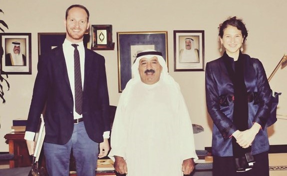 الشيخ ناصر صباح الاحمد خلال استقباله شوشانا ستيوارت وسكوت ليدل﻿