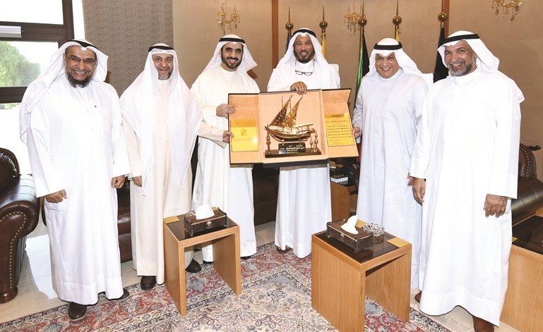 الشيخ خالد الجراح يتسلم درعا تكريمية من دعبدالله المعتوق﻿