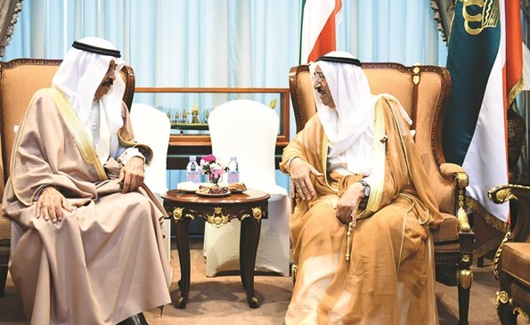 صاحب السمو الامير الشيخ صباح الاحمد مستقبلا صاحب السمو الملكي الامير خليفة بن سلمان ال خليفة﻿