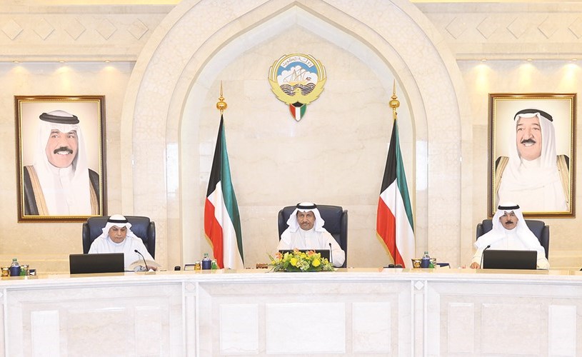 سمو رئيس مجلس الوزراء الشيخ جابر المبارك مترئسا جلسة امس ويبدو الشيخ محمد الخالد والشيخ خالد الجراح والشيخ سلمان الحمود وهند الصبيح﻿