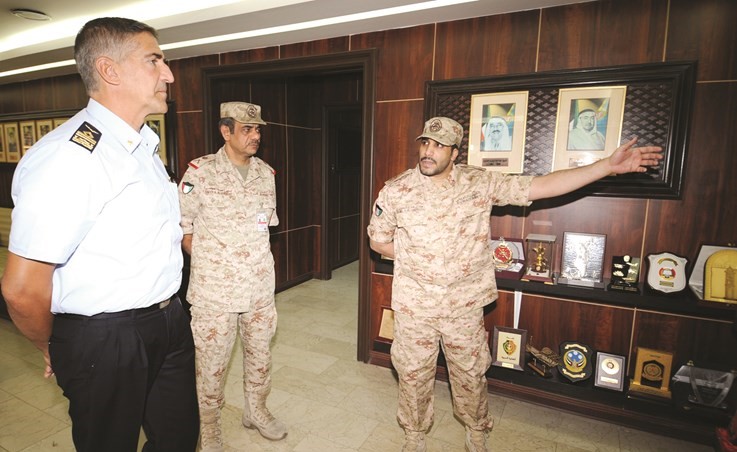 وفد إيطالي يزور كلية علي الصباح العسكرية