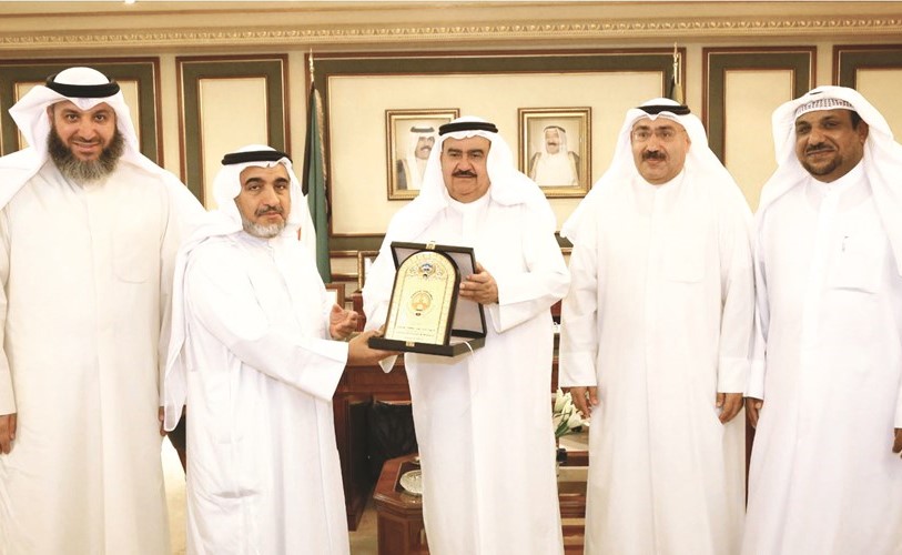 اهداء من محافظ العاصمة للجنة﻿