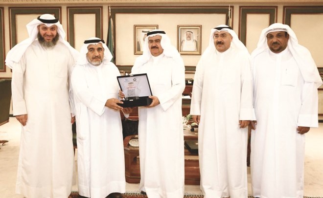 اهداء من اللجنة لمحافظ العاصمة﻿