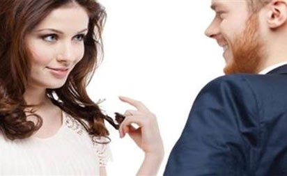 دراسة تكشف أول شيء يلفت نظر المرأة في الرجل