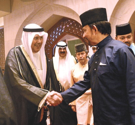 سلطان بروناي الحاج حسن البلقيه مرحبا بالسفير أحمد فهد الفهد ويبدو خالد الجارالله