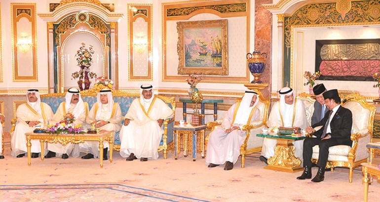 جانب من المباحثات الرسمية بين صاحب السمو الأمير الشيخ صباح الأحمد وسلطان بروناي حاج حسن البلقيه بحضور الشيخ صباح الخالد واحمد فهد الفهد وخالد الجارالله والشيخ خالد العبدالله ومحمد ابوالحسن