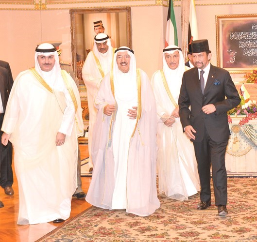 صاحب السمو الأمير الشيخ صباح الأحمد وصاحب الجلالة السلطان حاج حسن البلقيه خلال مراسم التوقيع على الاتفاقيات