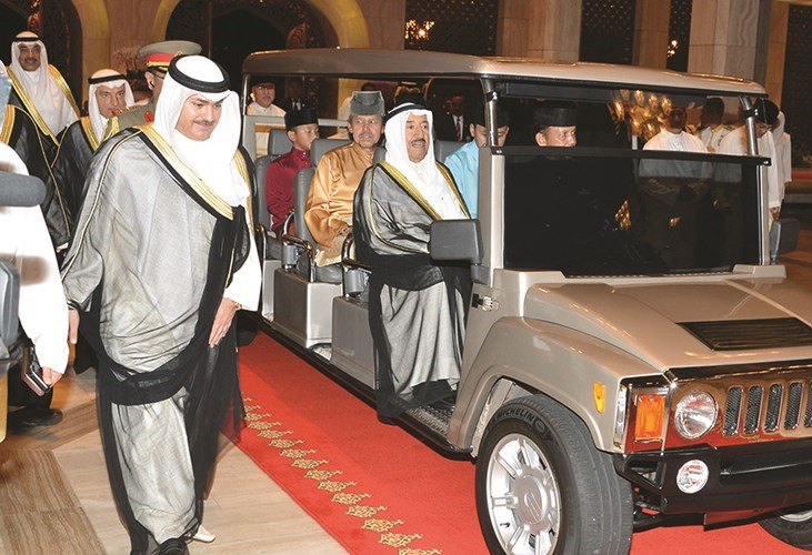 السلطان حاج حسن البلقيه مستقبلا صاحب السمو على هامش حفل العشاء