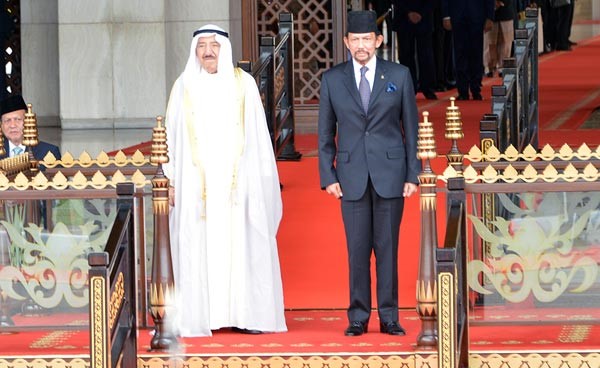 صاحب السمو الأمير الشيخ صباح الأحمد وصاحب الجلالة السلطان حاج حسن البلقيه خلال مراسم الاستقبال الرسمية